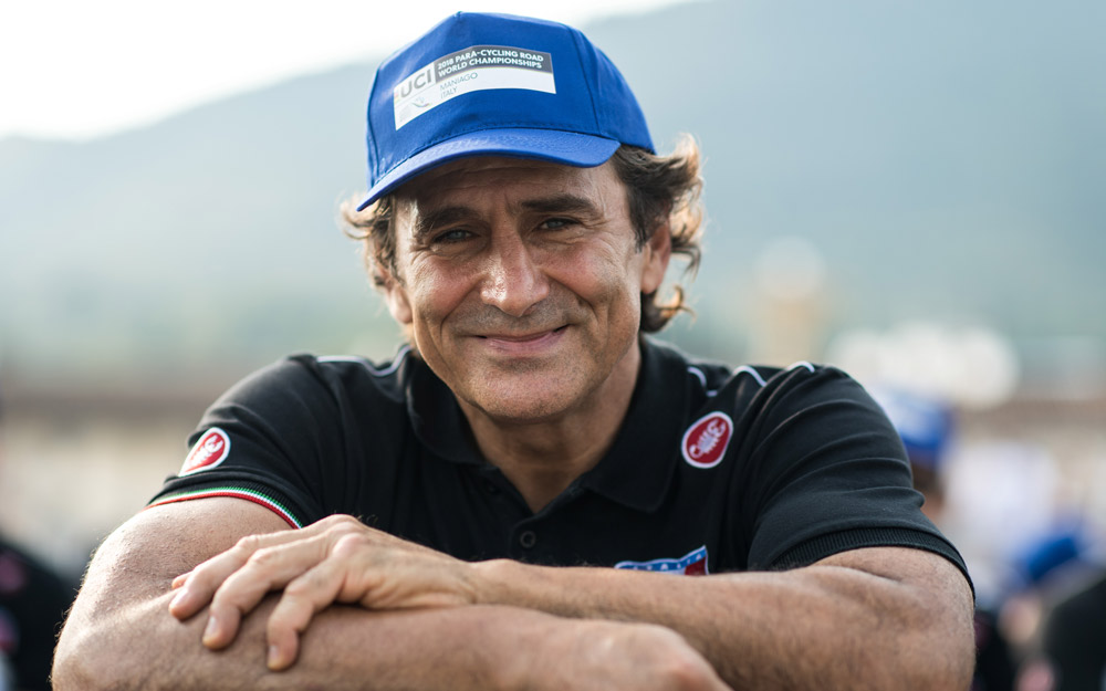 Primo Piano su Alex Zanardi mentre Sorride Primo Piano su Alex Zanardi mentre Sorride